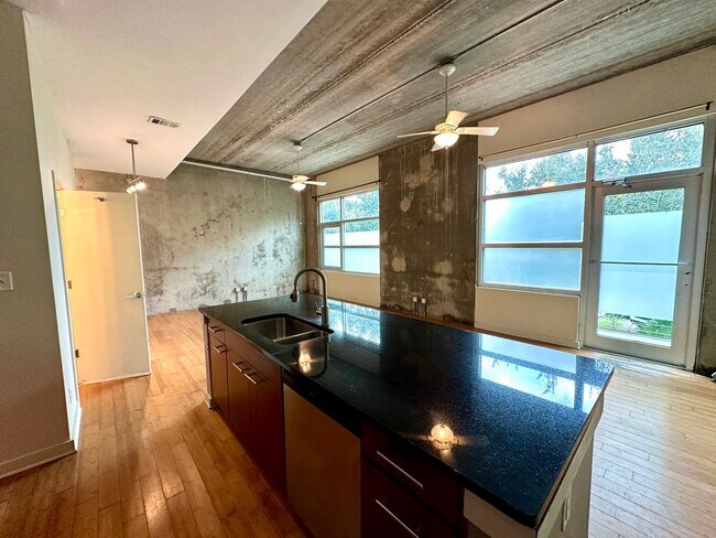 Building Photo - 2 BED | 2.5 BATH | URBAN CONDO | DOWNTOWN ...