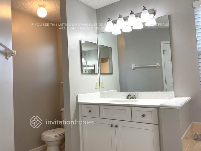 Building Photo - 1995 Hovington Cir W