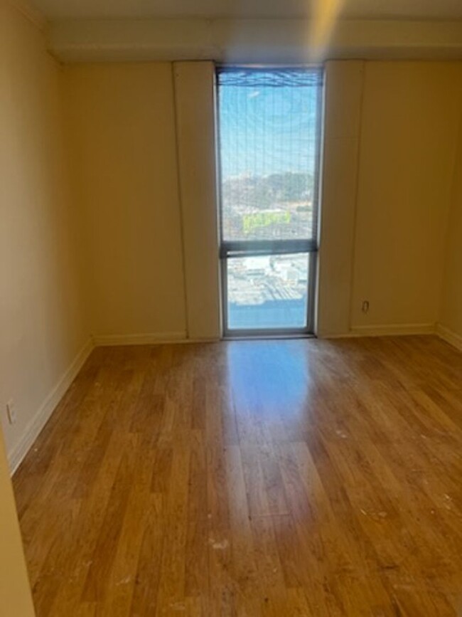 Building Photo - Midtown High Rise Apartment Available Now