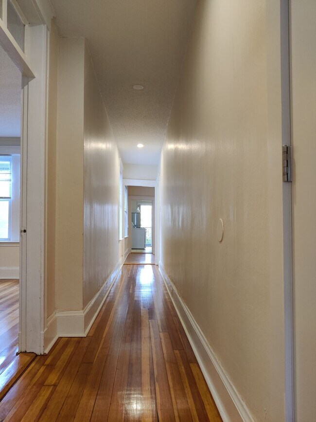 Building Photo - 8 Barrows St