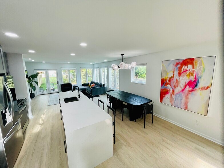 Building Photo - 323 Gross St