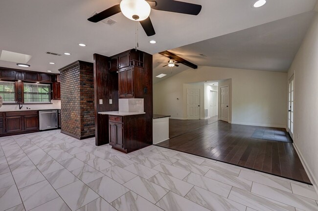 Building Photo - 3 bed 3 bath single family house