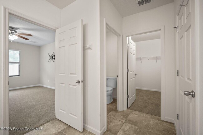 Building Photo - 548 Coyote Dr