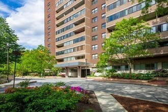 Building Photo - 2 Hawthorne Pl