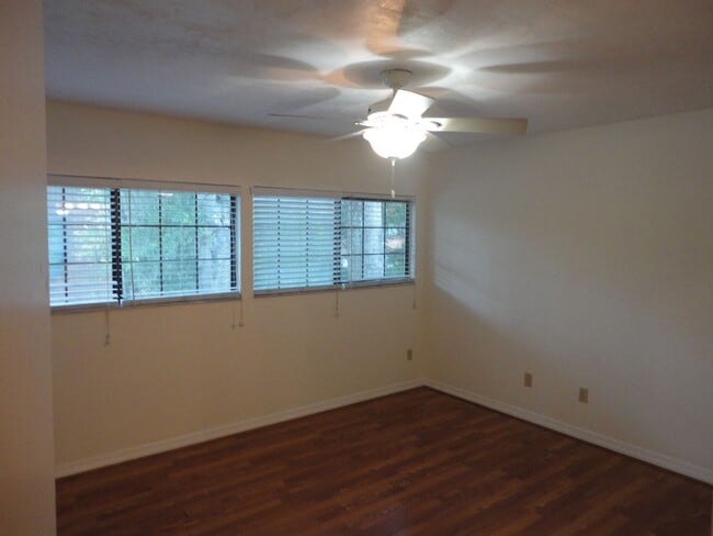 Building Photo - Rockwood Villas