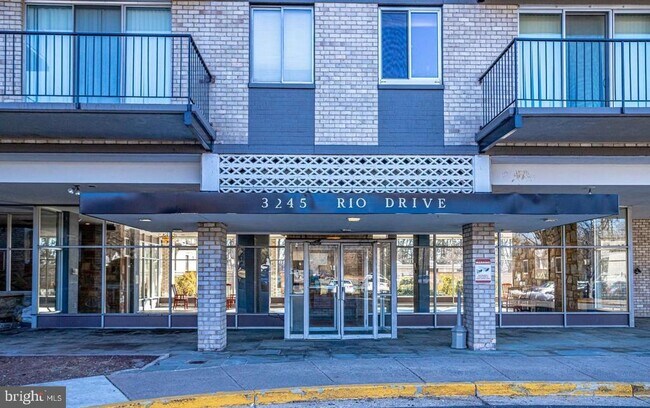 Building Photo - 3245 Rio Dr