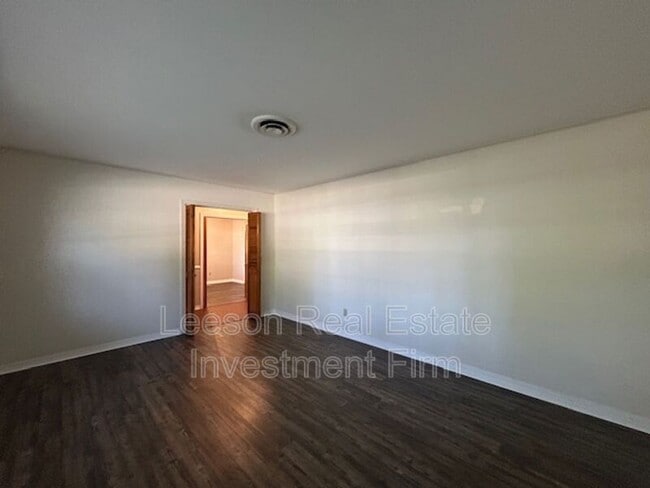 Building Photo - 241 Rossitter St