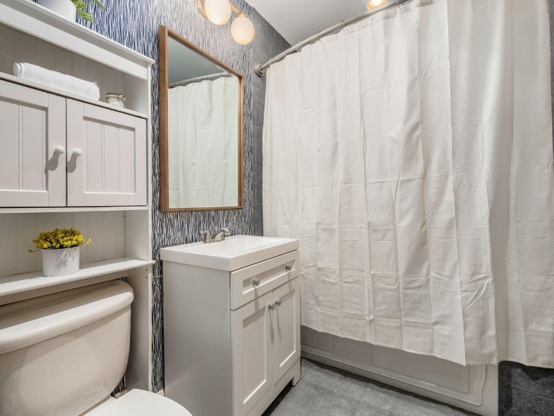 Building Photo - 106 N High St