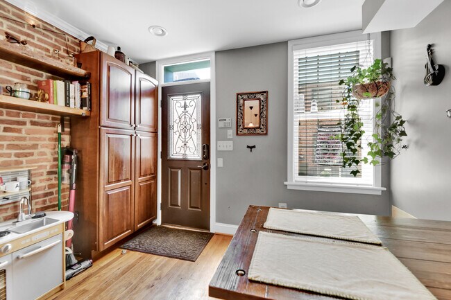 Building Photo - 307 S Chapel St