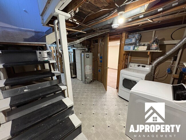 Building Photo - 1925 S Lake Ave