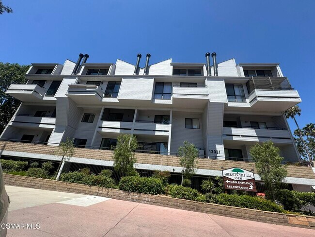 Building Photo - 13331 Moorpark St