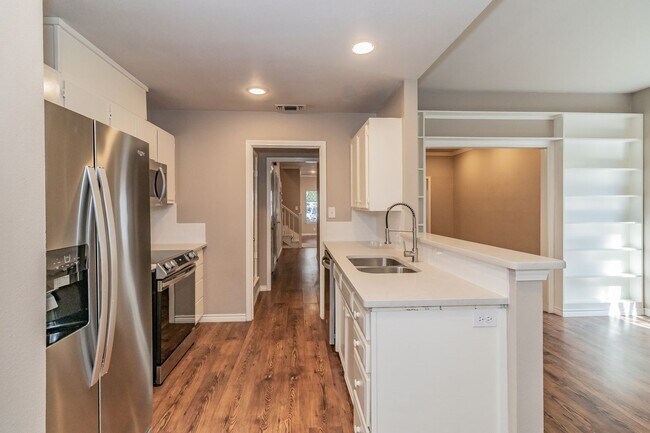 Building Photo - Beautiful townhome in a prime location nea...
