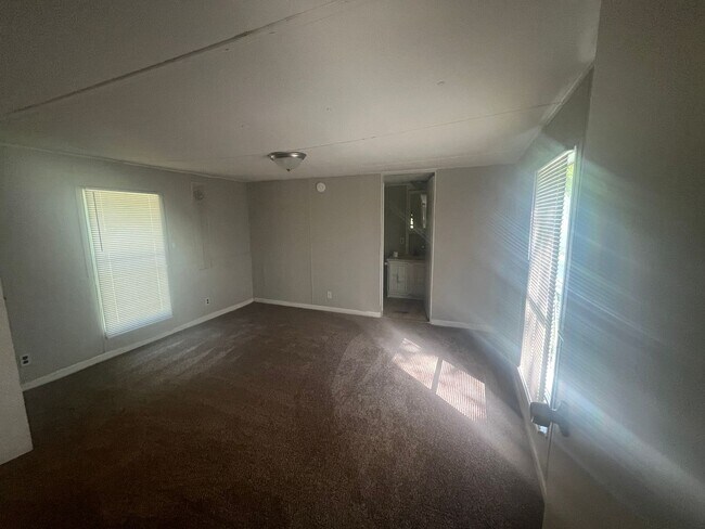 Building Photo - Large 2 br 2bath
