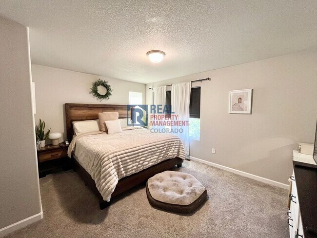 Building Photo - 942 Petra Heights