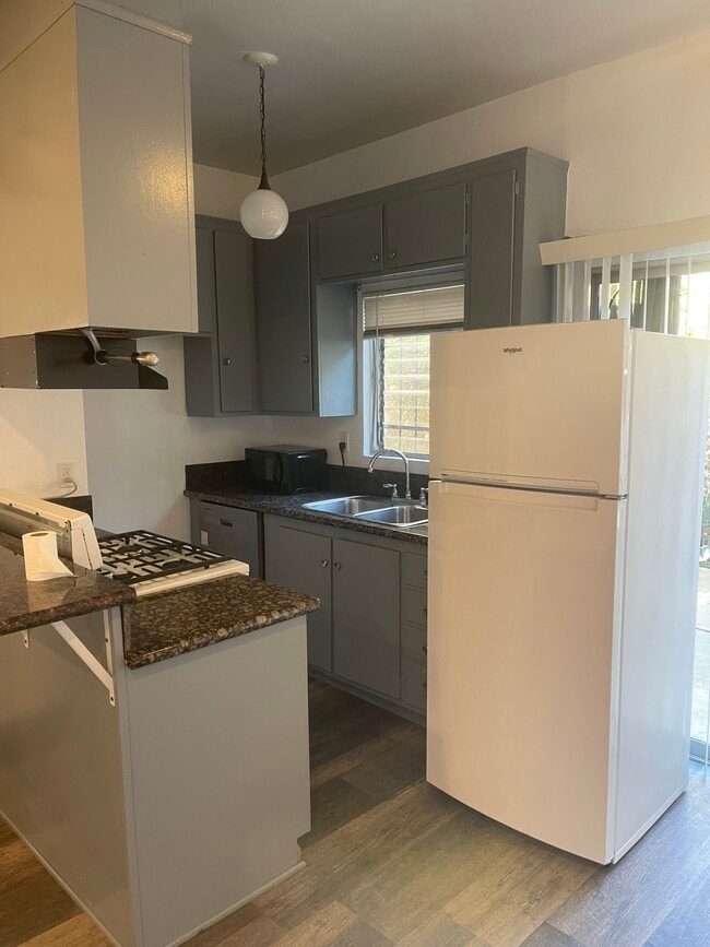 Kitchen - 3750 Clarington Ave