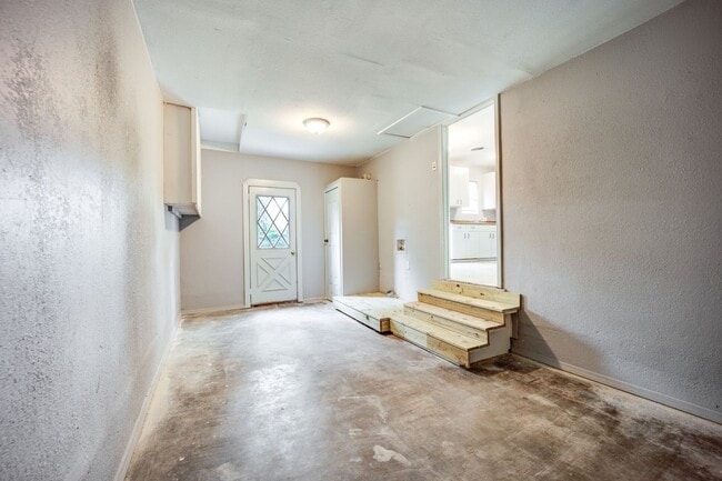 Building Photo - Freshly Updated 3 Bedroom House