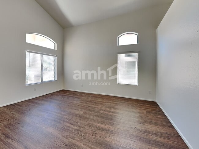Building Photo - 446 E Kelsi Ave