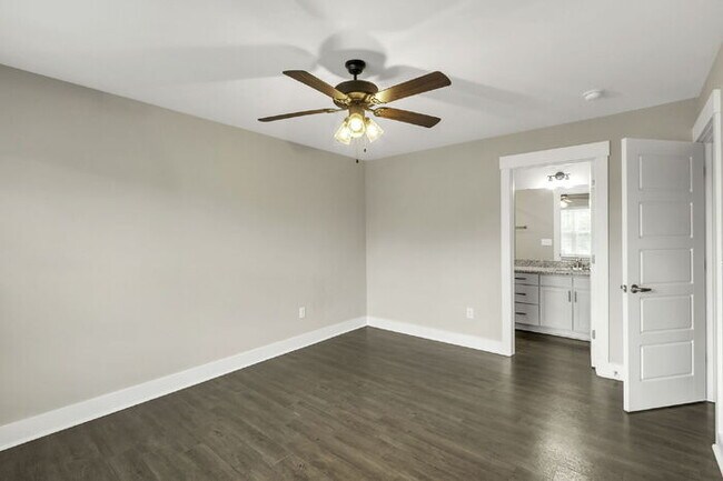 Building Photo - Modern 2-Bed, 2.5-Bath Townhouse Gem with ...