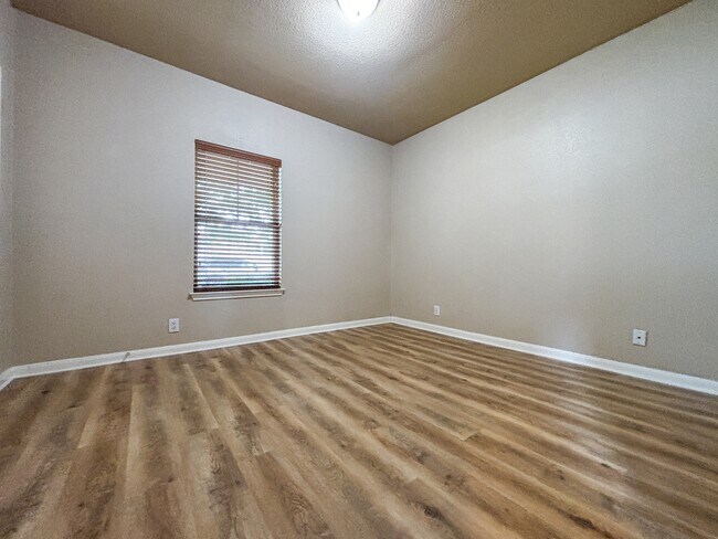 Building Photo - 1908 Tanger Ter