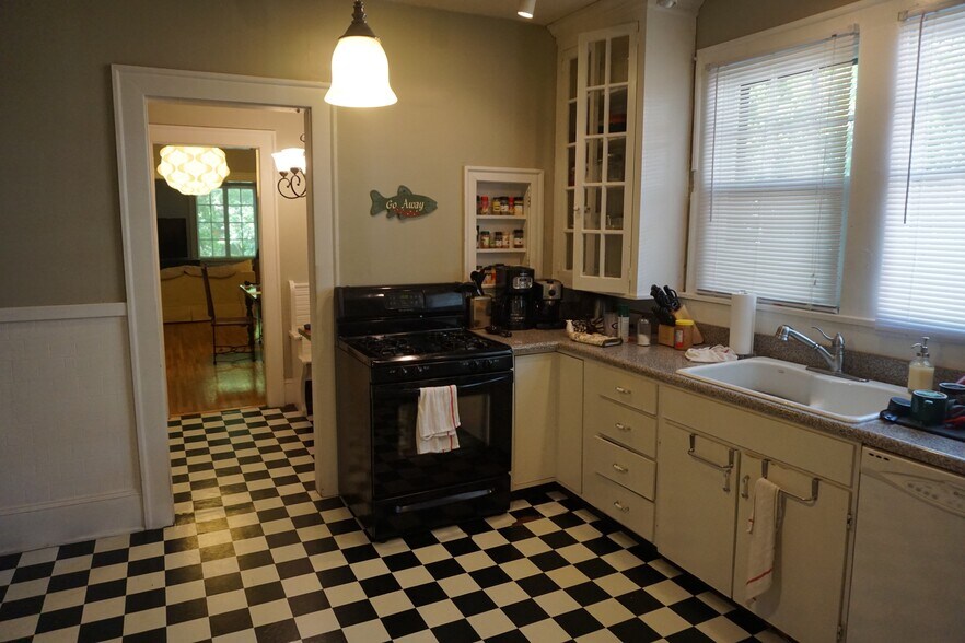 Building Photo - 1212 Virginia Ave. NE