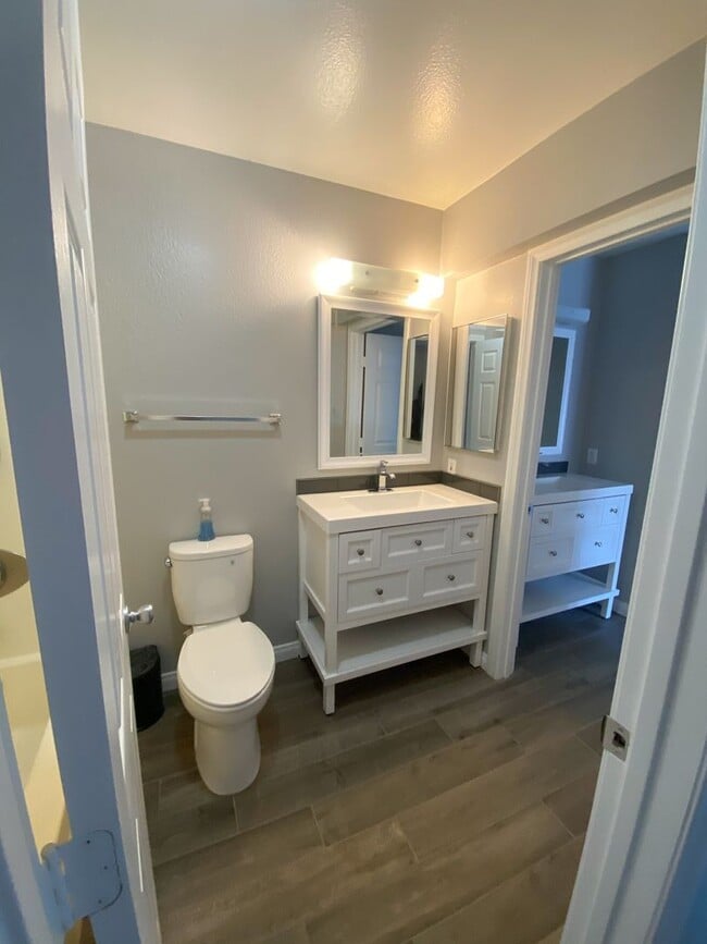 Building Photo - REMODELED 2Bd/1Ba Condo w/ Patio!