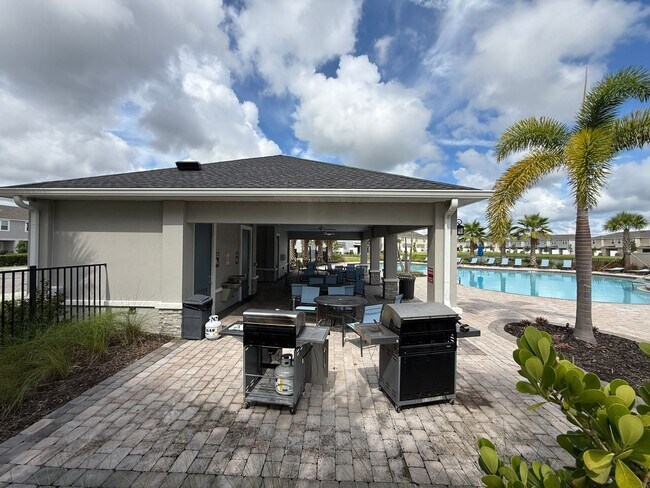 Building Photo - 3 Bedroom 2.5 Bath Townhouse W/1 Car garag...