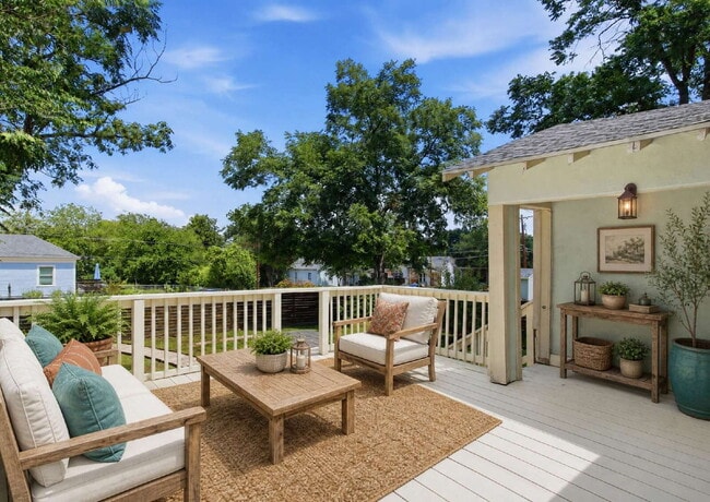 Building Photo - Updated 3 Bedroom Home with Modern Finishes Near Everything Downtown!