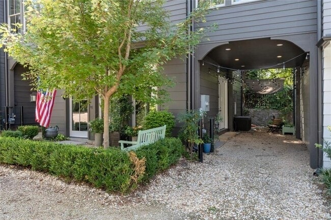 Building Photo - 518 Bismark Rd NE