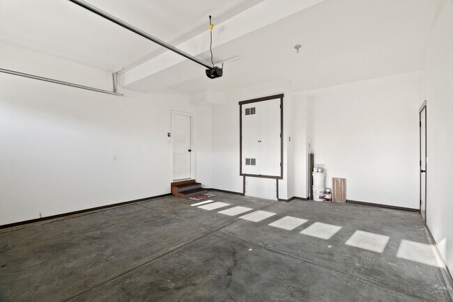 Building Photo - 6433 N Idlewood