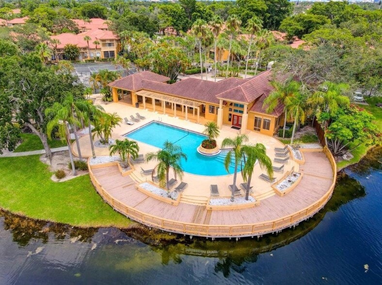 Clubhouse - 4831 Via Palm Lks