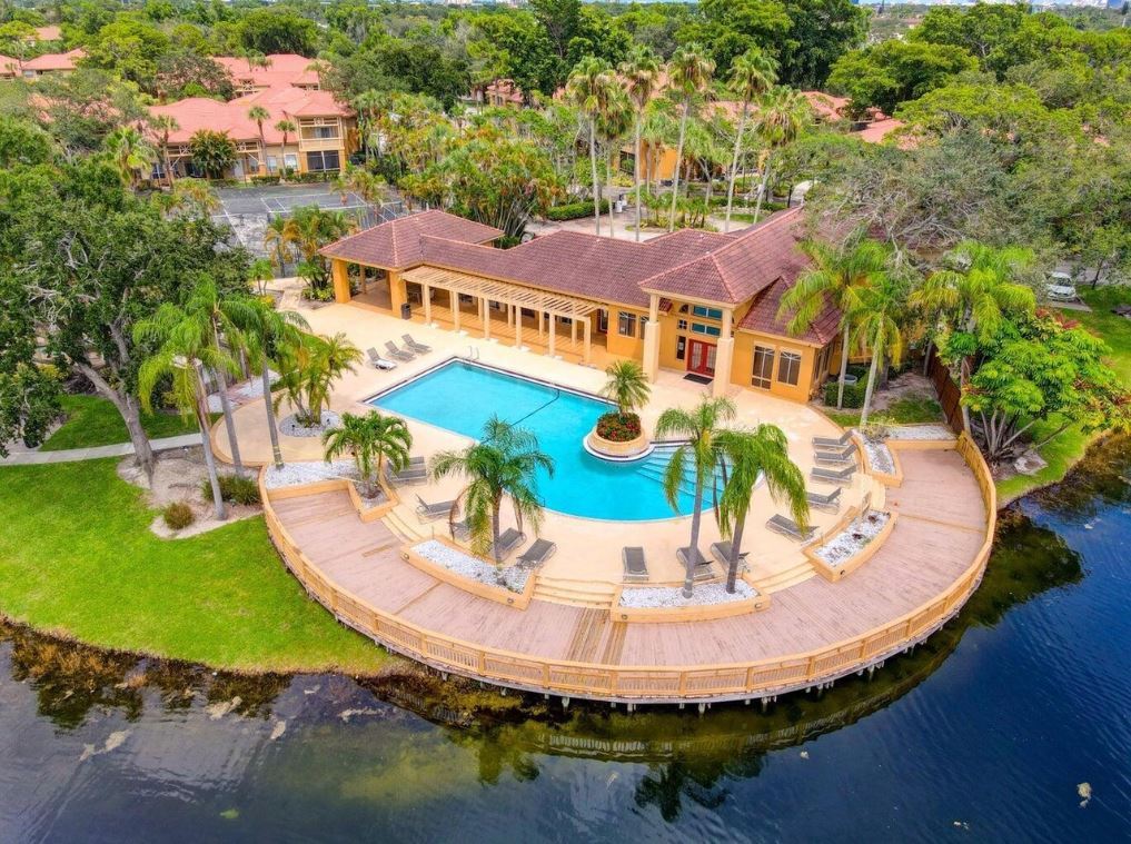 Clubhouse - 4831 Via Palm Lks