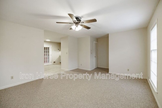 Building Photo - 160 Jockey Club Dr