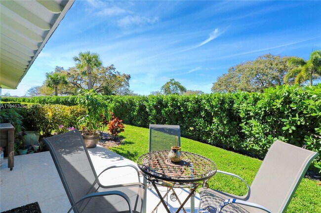 Building Photo - 105 Club Dr