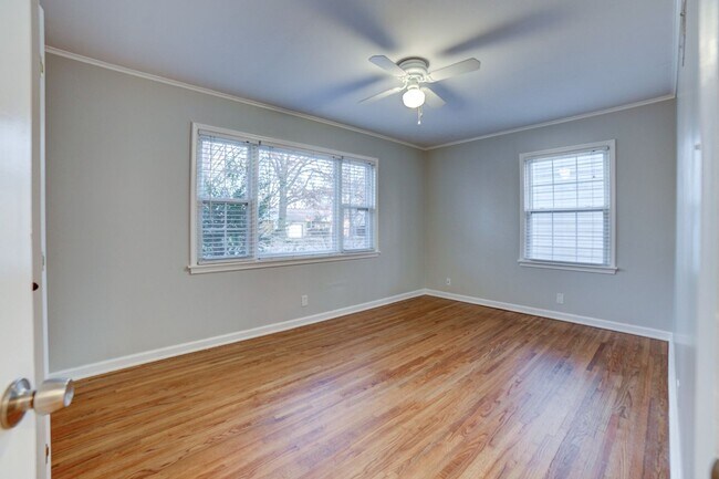 Building Photo - 3 Bed | 1 Bath  | Midtown Tulsa | Early Au...