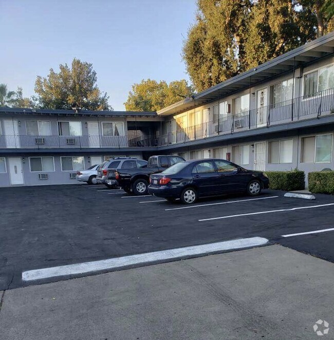 Building Photo - College Street Apartments