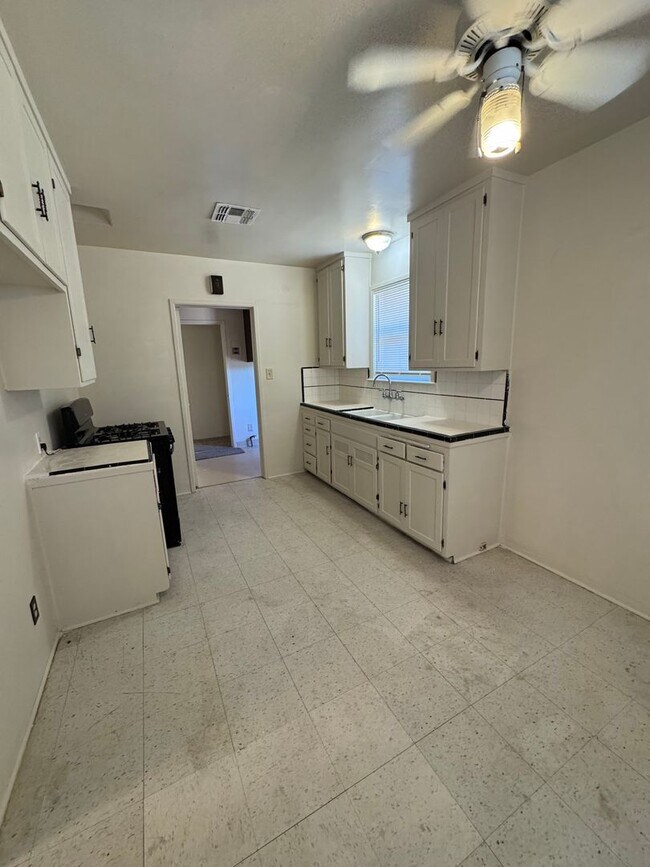 Building Photo - Spacious home near Bakersfield College!