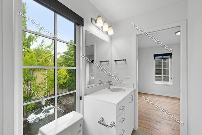 Building Photo - Sleek 3-Level Townhome in Hosford-Abernethy – Pet Friendly with W/S/G Included!