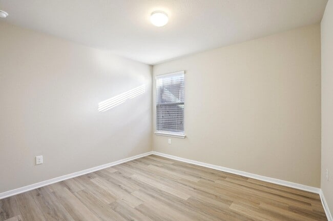 Building Photo - 13205 Henneman Dr