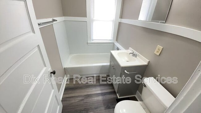 Building Photo - 821 Sixteenth Avenue