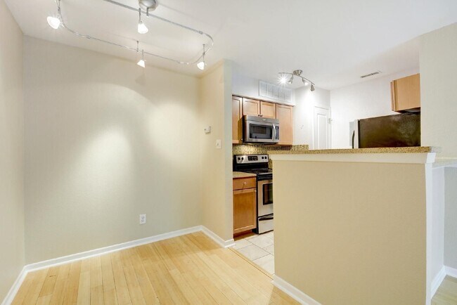 Building Photo - 3204 Menchaca Rd