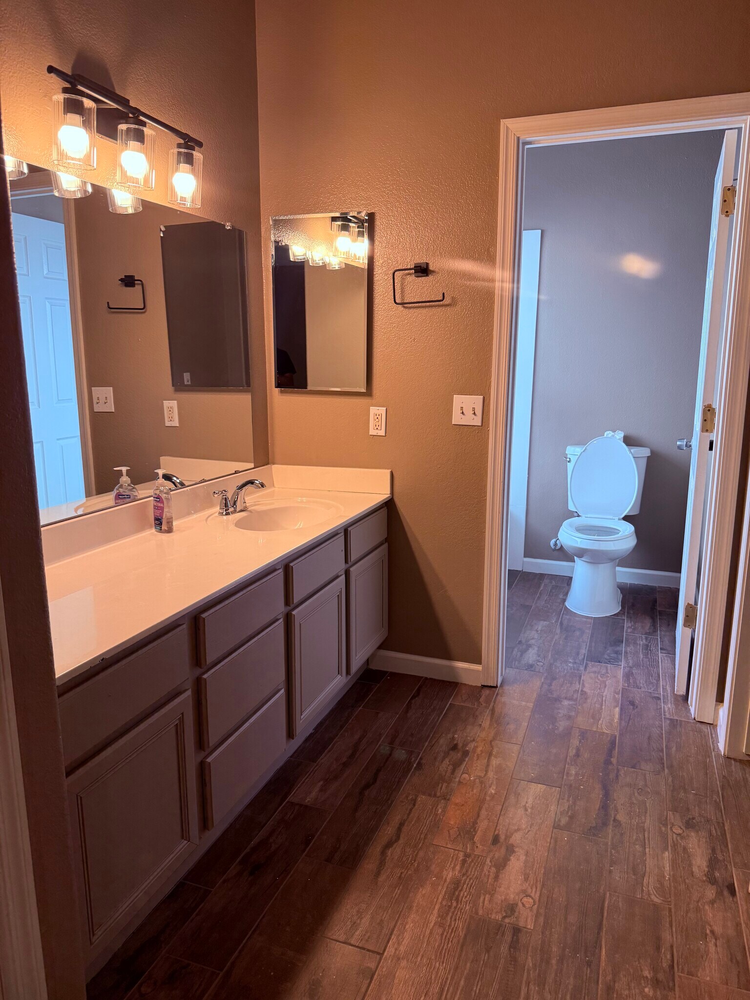 Building Photo - 10243 W Reade Ave