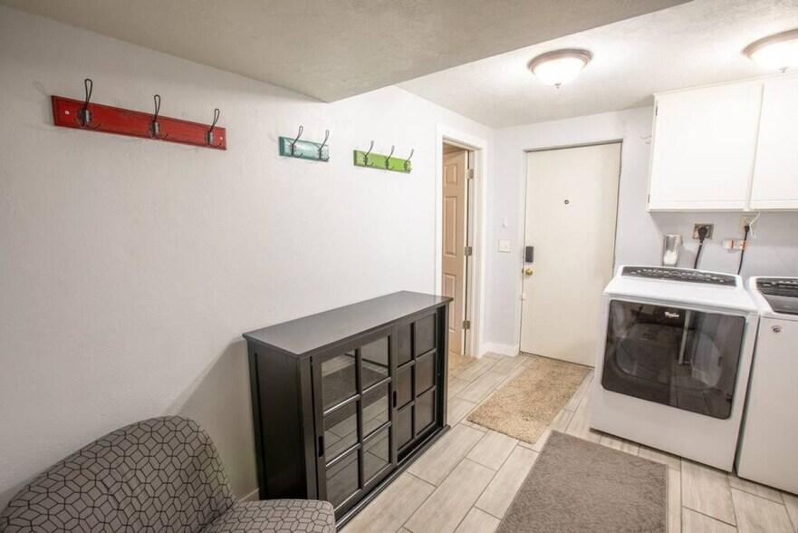 Building Photo - 1416 S Hollow Dale Dr