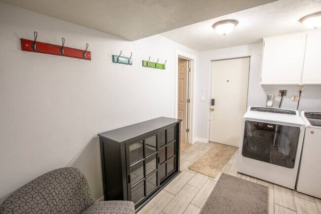 Building Photo - 1416 E Hollow Dale Dr