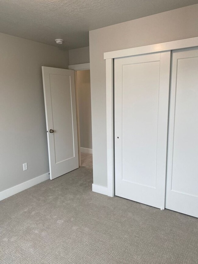 Building Photo - 2 WEEKS FREE - New 4 Bed 3 Bath Townhome Available mid-July in American Fork!