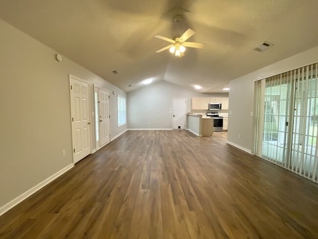 Building Photo - Home in Woodbridge With a Screened Porch and Private Backyard!