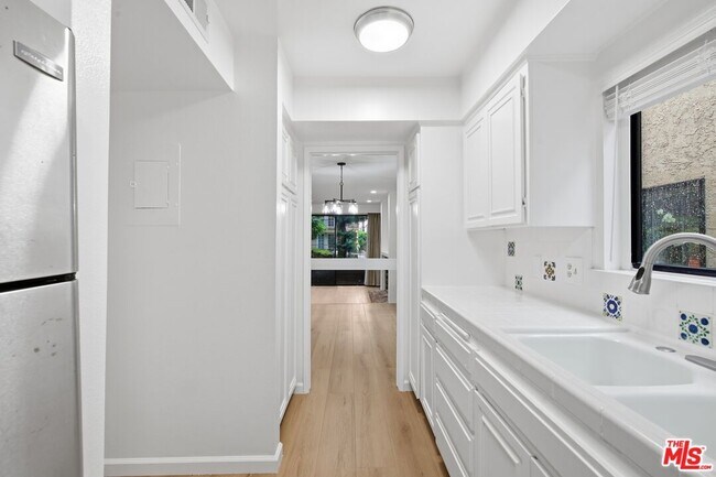 Building Photo - 1423 S Bentley Ave