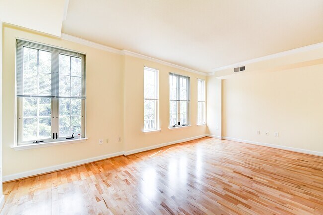 Building Photo - Logan Circle Studio Apartment for Rent Ava...