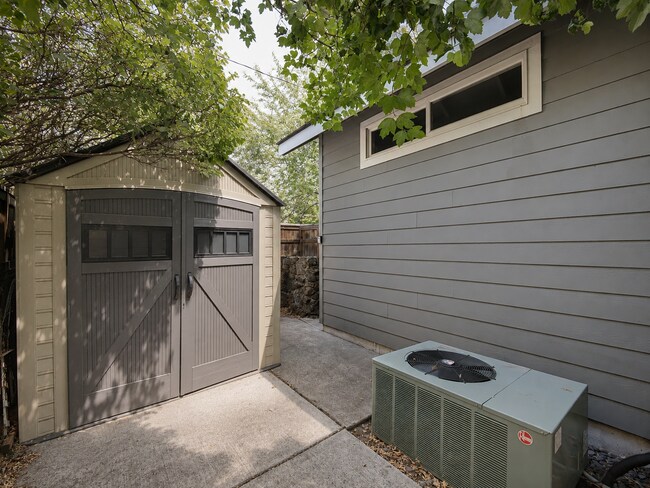 Building Photo - Live the ultimate Westside Bend lifestyle!