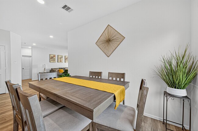 Building Photo - 27222 Woodridge Gln Dr