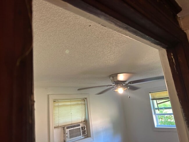 Building Photo - 2 Bed, 1 Bath Home